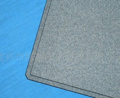 Microporous ceramic vacuum chuck