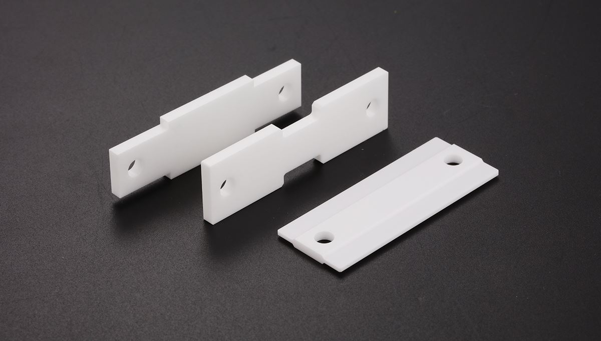 Insulating ceramic sheet