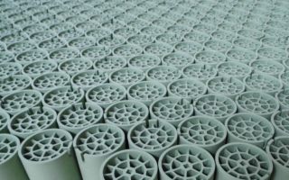 High-strength porous alumina ceramics prepared from stable wet foams